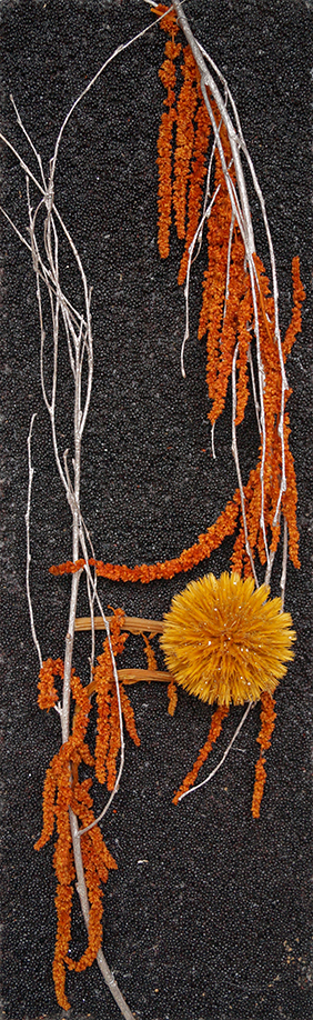 Tableau de bouleau argenté, amaranthes et chardons orange pailletés sur fond de colza