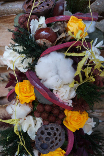 Tableau de piquet floral au milieu d‘écorces de platanes enroulées et sèches