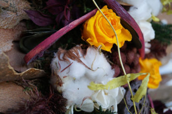 Tableau de piquet floral au milieu d‘écorces de platanes enroulées et sèches