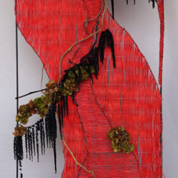 Sculpture de fibre naturelle rouge, guirlande de fleurs stabilisées