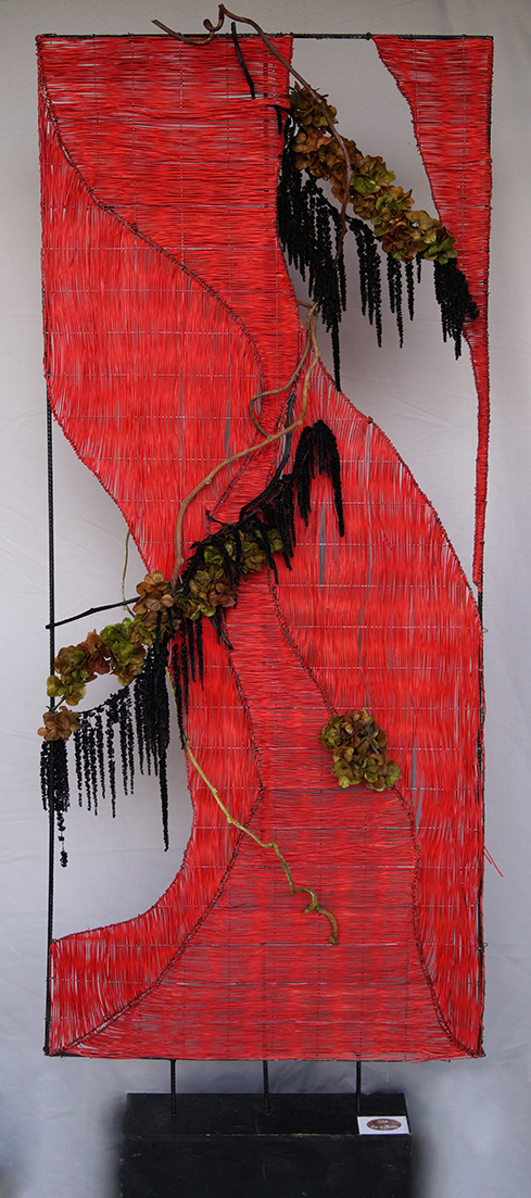 Sculpture de fibre naturelle rouge, guirlande de fleurs stabilisées